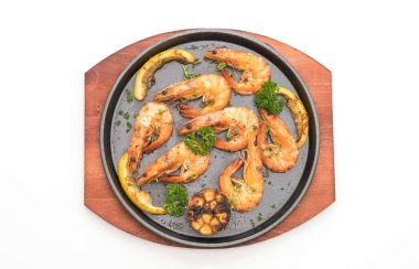 Sarımsaklı ve limonlu kızarmış karides.