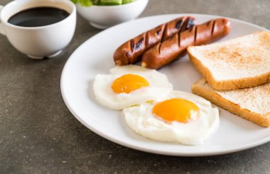 sosis ve ekmek ile kızarmış yumurta