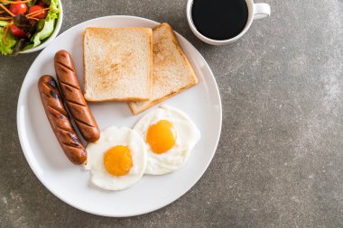 sosis ve ekmek ile kızarmış yumurta