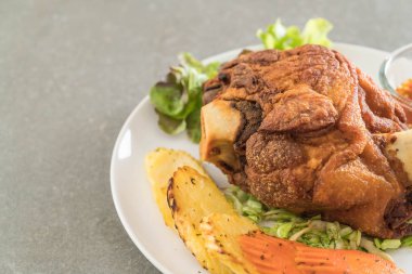 Gevrek domuz knuckle veya Alman domuz Hocks