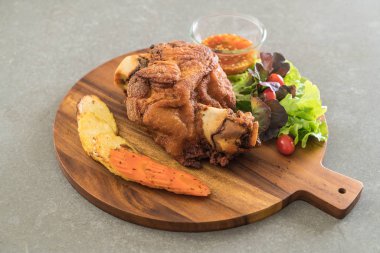 Gevrek domuz knuckle veya Alman domuz Hocks