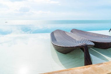 Güzel lüks şemsiye ve sandalye etrafında Açık Yüzme Havuzu