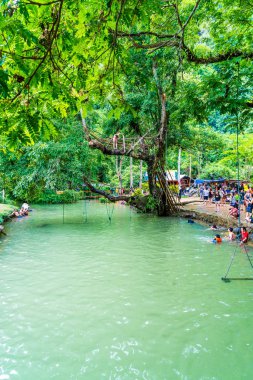 Vangvieng, Laos 13 Mayıs 2017: Turist Blue Lagoon tadını çıkarın