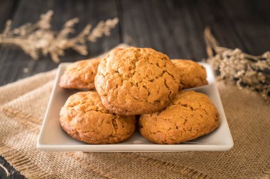 yulaf ezmesi kuru üzüm kurabiyeleri ahşap üzerine