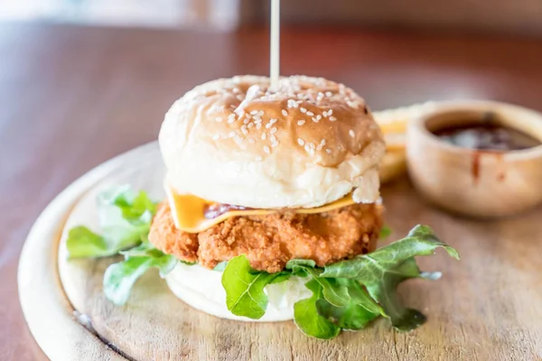 Peynirli hamburger ile kızarmış tavuk