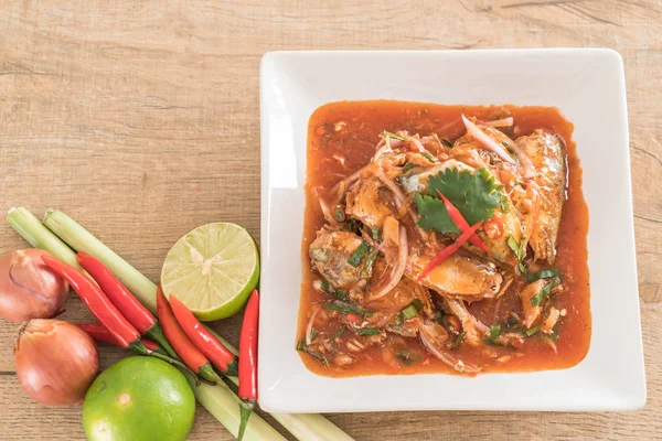 Baharatlı uskumru salatası