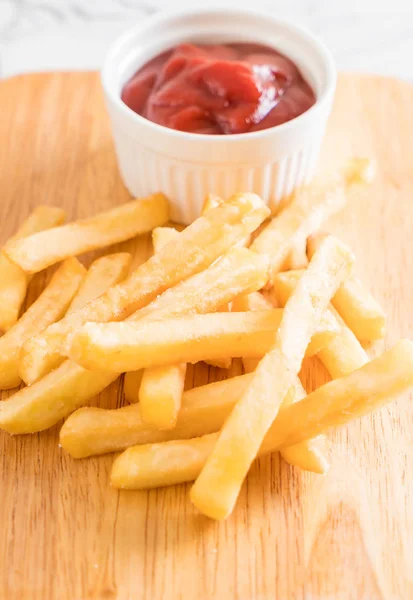 Batatas fritas com molho de tomate — Fotografia de Stock