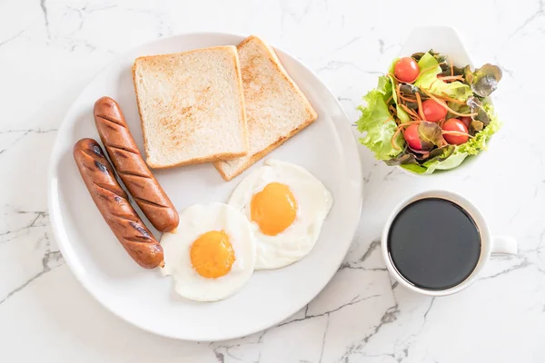 Fried eggs with sausage and bread — Stock Photo, Image