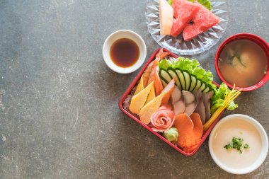 Pirinç bento kutusunda Ham taze sashimi