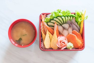 Pirinç bento kutusunda Ham taze sashimi