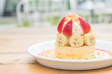 sıcak kek krem, çilek, muz ve tanımlama bilgisi ile harap 