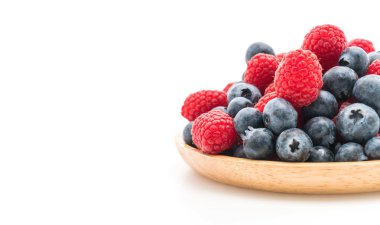 taze yaban mersini ve rasberry beyaz