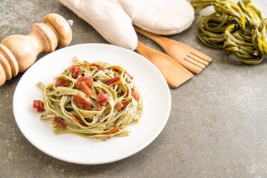 ıspanak fettuccini makarna pastırma ile