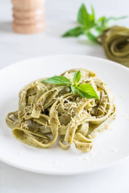 ıspanak fettuccine plaka üzerinde