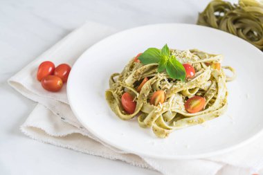 ıspanak fettuccine domates ile