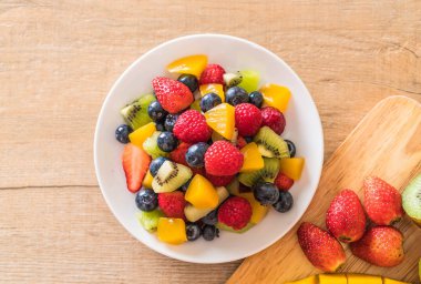 karışık taze meyve (çilek, ahududu, yaban mersini, kivi, mang