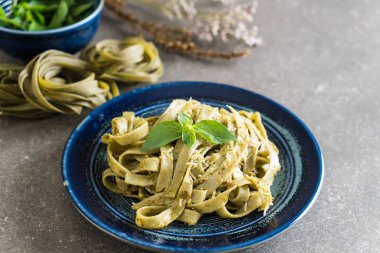 ıspanak fettuccine plaka üzerinde