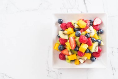 karışık taze meyve (çilek, ahududu, yaban mersini, kivi, mang