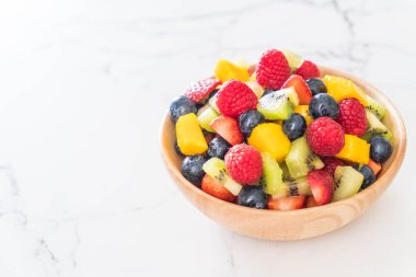karışık taze meyve (çilek, ahududu, yaban mersini, kivi, mang