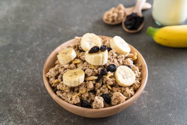 Granola muz, Kuru üzüm ve süt ile 
