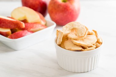 Kurutulmuş elma cips