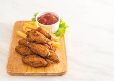 Kızarmış tavuk kanadı.