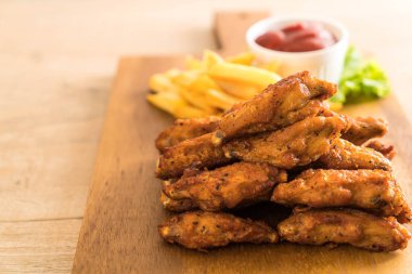 Kızarmış tavuk kanadı.