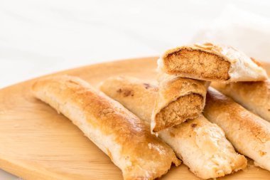 turta kurutulmuş rendelenmiş domuz ile sopa