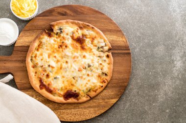 Kremalı mantarlı pizza