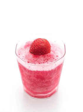 taze çilek smoothie 