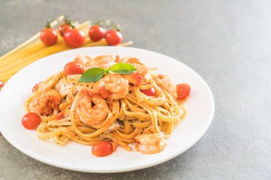 Spagetti karides, domates, fesleğen ve peynir ile 