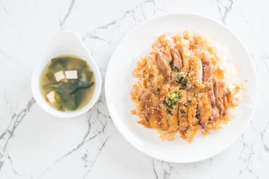 Teriyaki tavuk miso çorbası ile tepesinde pirinç