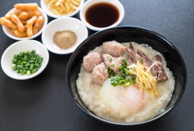 domuz eti ve yumurta ile pirinç lapası