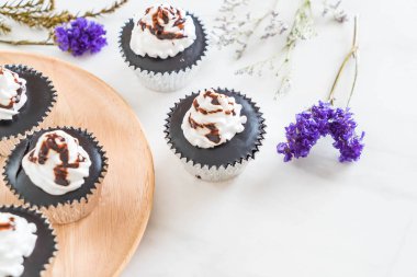 krem şanti ile çikolatalı kek