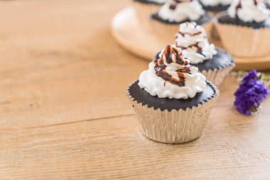 krem şanti ile çikolatalı kek