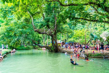 Vangvieng, Laos 13 Mayıs 2017: Turist Blue Lagoon tadını çıkarın