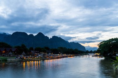 Vang Vieng, Laos nehirde Nam şarkı