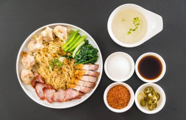 Yumurta noodle kırmızı kızarmış domuz, gevrek domuz eti, köfte ve çorba ile 