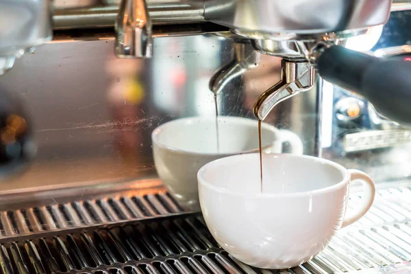 Kaffemaskin som brygger en kopp kaffe — Stockfoto