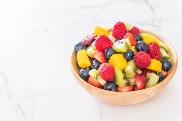 Blandad färsk frukt (jordgubbar, hallon, blåbär, kiwi, mang — Stockfoto