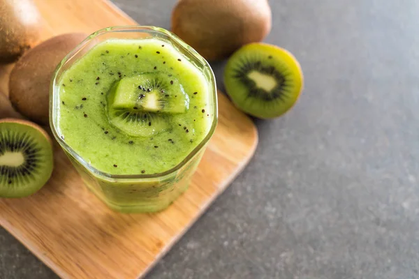 Smoothie kiwi frais sain en verre — Photo