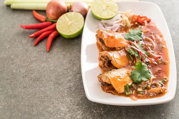 Baharatlı uskumru salatası