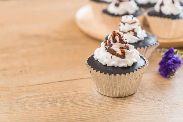 krem şanti ile çikolatalı kek