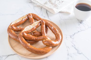 tuzlu kraker ekmek plaka üzerinde