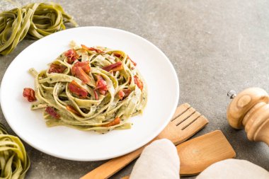 ıspanak fettuccini makarna pastırma ile