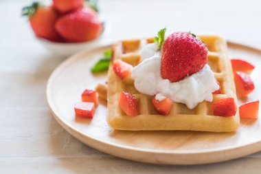 ahşap üzerine çilek ile waffle