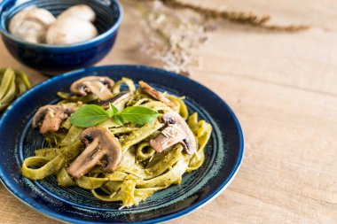 Mantarlı ıspanak fettuccine