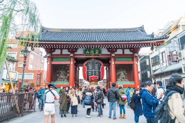 Tokyo-Kasım 28: Budist tapınağı Sensoji Tokyo kalabalık insanlara