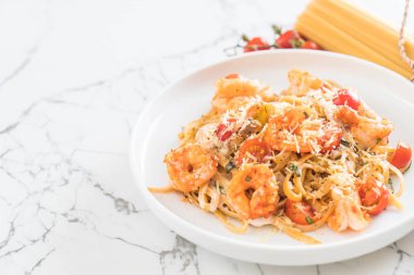 Spagetti karides, domates, fesleğen ve peynir ile 