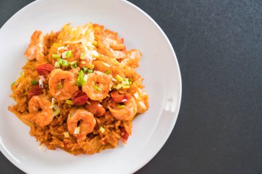 Kore baharatlı sos ve karides kızarmış pilav